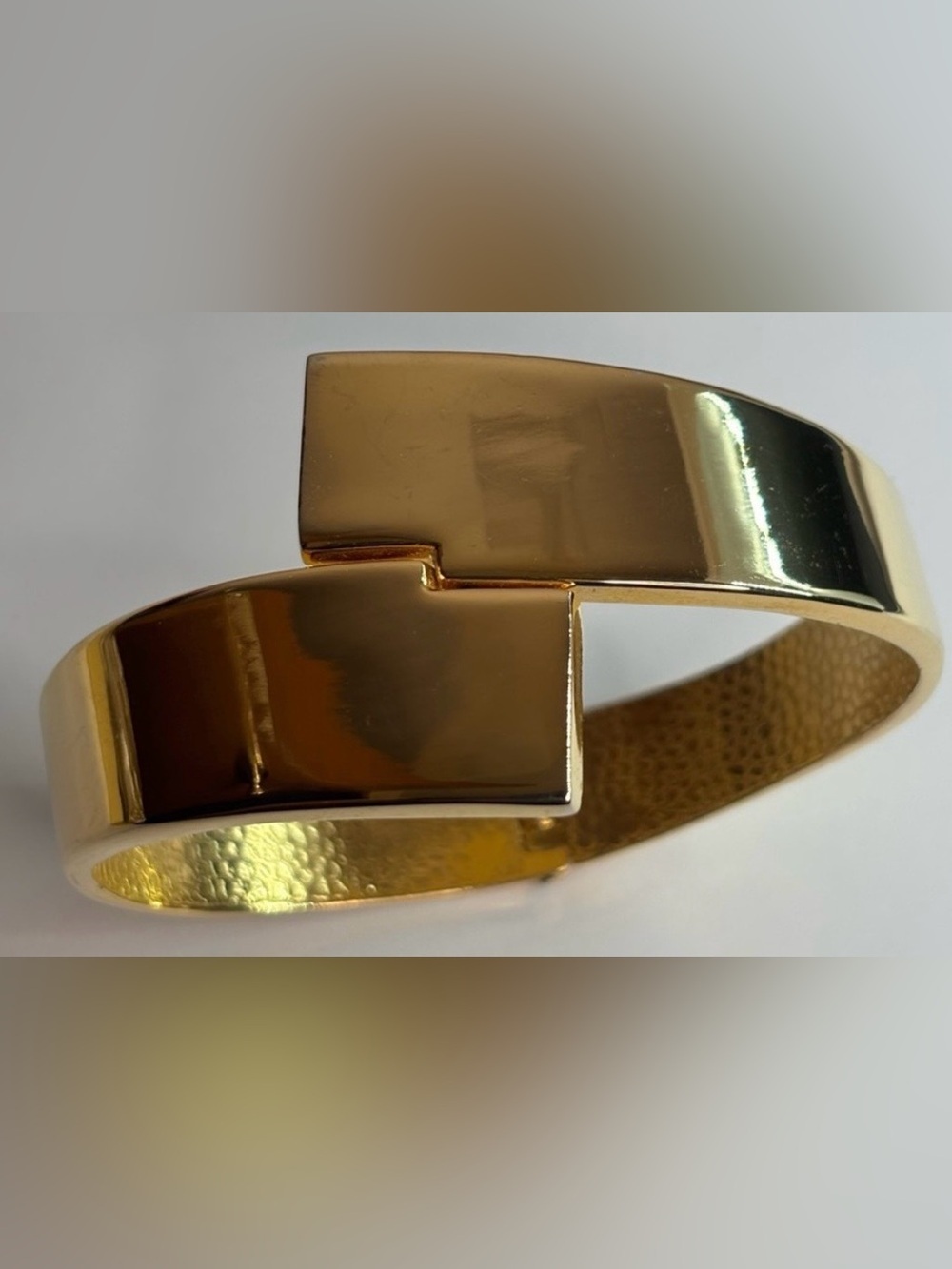 BRACELET (GOLD TONE CLAMPER) VINTAGE 1980’S